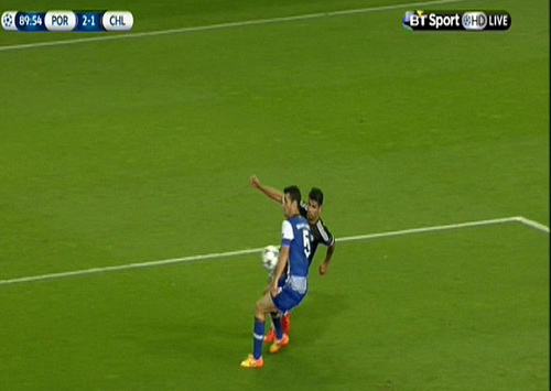 Hậu vệ Marcano của Porto để bóng chạm tay trong vòng cấm