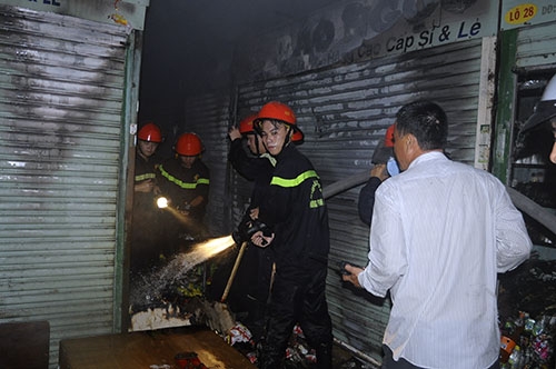 Vụ cháy chợ Quán Hộ, Đà Nẵng vào ngày 8-11 đã thiêu rụi hoàn toàn 20 sạp chợ với tổng thiệt hại hơn 700 triệu đồng