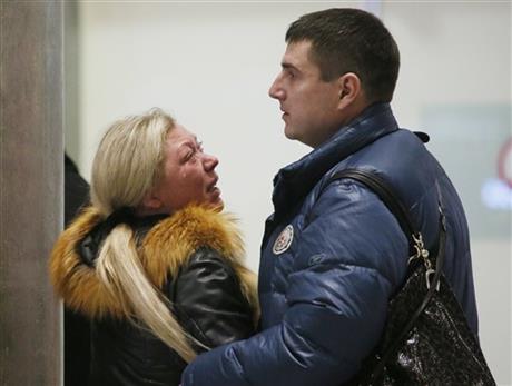 Thân nhân hành khách đau khổ chờ tin tại sân bay Pulkovo ở TP St.Petersburg - Nga. Ảnh: AP