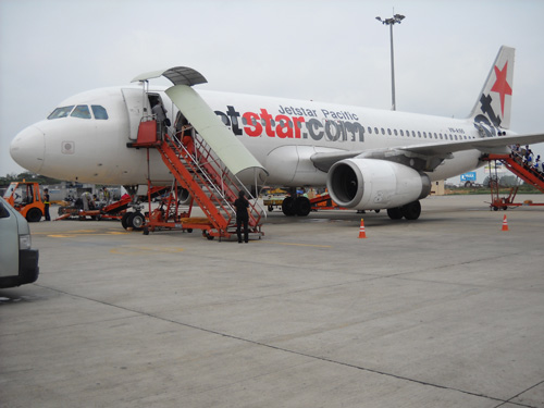 Một chiếc máy bay của hãng Jetstar Pacific tại sân bay quốc tế Tân Sơn Nhất - Ảnh minh họa