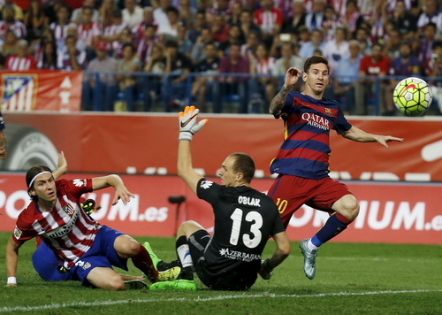 Messi vào sân, ghi bàn, đưa Barcelona lên ngôi đầu