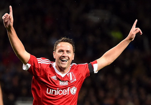 Thần đồng Michael Owen lập cú đúp cho tuyển Các ngôi sao Vương quốc Anh và Ireland