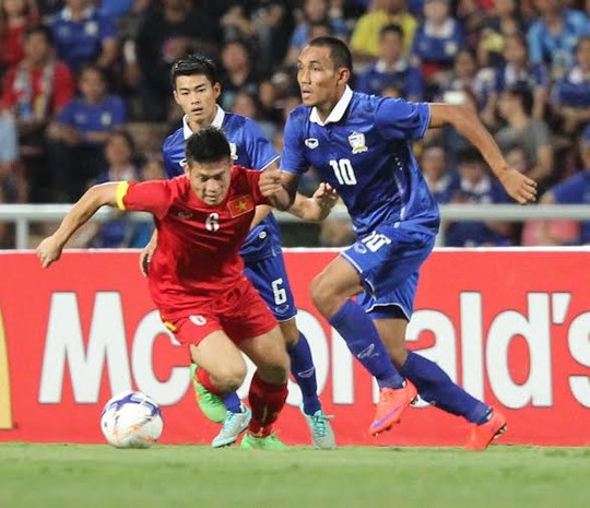 Minh Châu (số 6) trong trận tuyển bóng đá Việt Nam -Thái Lan (0 - 1) ở lượt đi vòng loại thứ 2 World Cup 2018 khu vực châu Á trên sân nhà Rajamangala của Thái Lan tối 24-5-2015 - Ảnh: Ngọc Linh