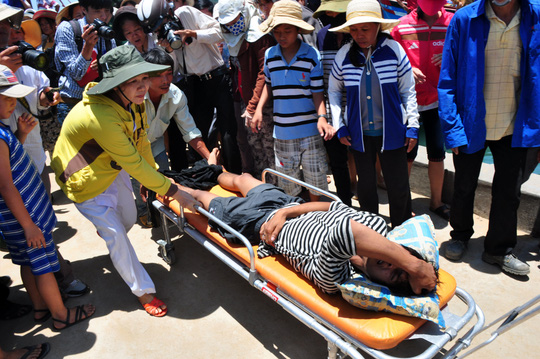 
Một ngư dân của Nghiệp đoàn Nghề cá xã Bình Châu bị thương sau khi bị Trung Quốc đánh ở Hoàng Sa trong năm 2014 - Ảnh minh họa
