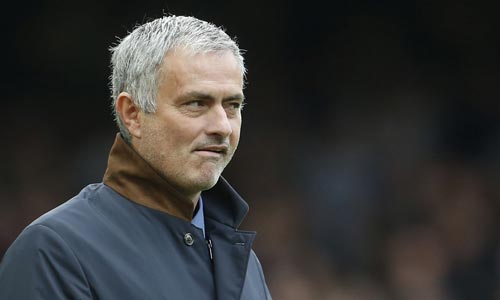 HLV Mourinho rầu rĩ sau khi Chelsea bị Stoke loại khỏi League Cup Ảnh: REUTERS