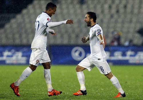 Nani và Joao Moutinho, tác giả hai bàn thắng cho Bồ Đào Nha