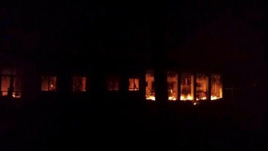 Lửa cháy bên trong bệnh viện sau khi bị không kích. Ảnh: Reuters