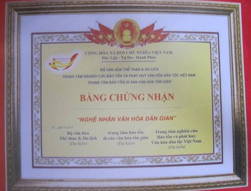 Mẫu Bằng chứng nhận “Nghệ nhân văn hóa dân gian” in mẫu Quốc huy khác lạ, không đúng với Quốc huy, trình bày cẩu thả, nhiều lỗi chính tả. Ảnh: Internet