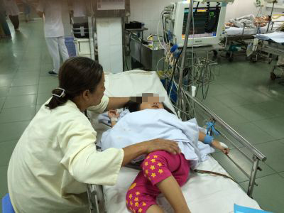 
Bé gái ngộ độc thuốc được điều trị tại Bệnh viện Nhi đồng 1
