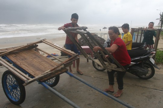 Người dân xã Tam Thanh, TP Tam Kỳ, tỉnh Quảng Nam, chuyển vật dụng để phòng tránh bão số 3 - Ảnh: Tr.Thường