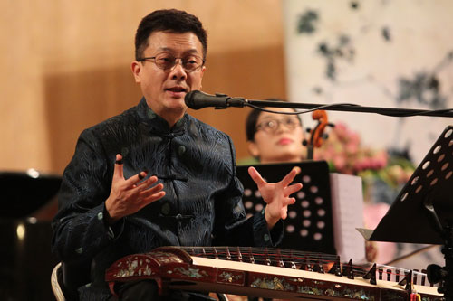 Nghệ sĩ Trí Nguyễn trình diễn trong chương trình “Đối thoại Đông - Tây” đêm 23-10 tại Nhạc viện TP HCM Ảnh: Hoàng Triều