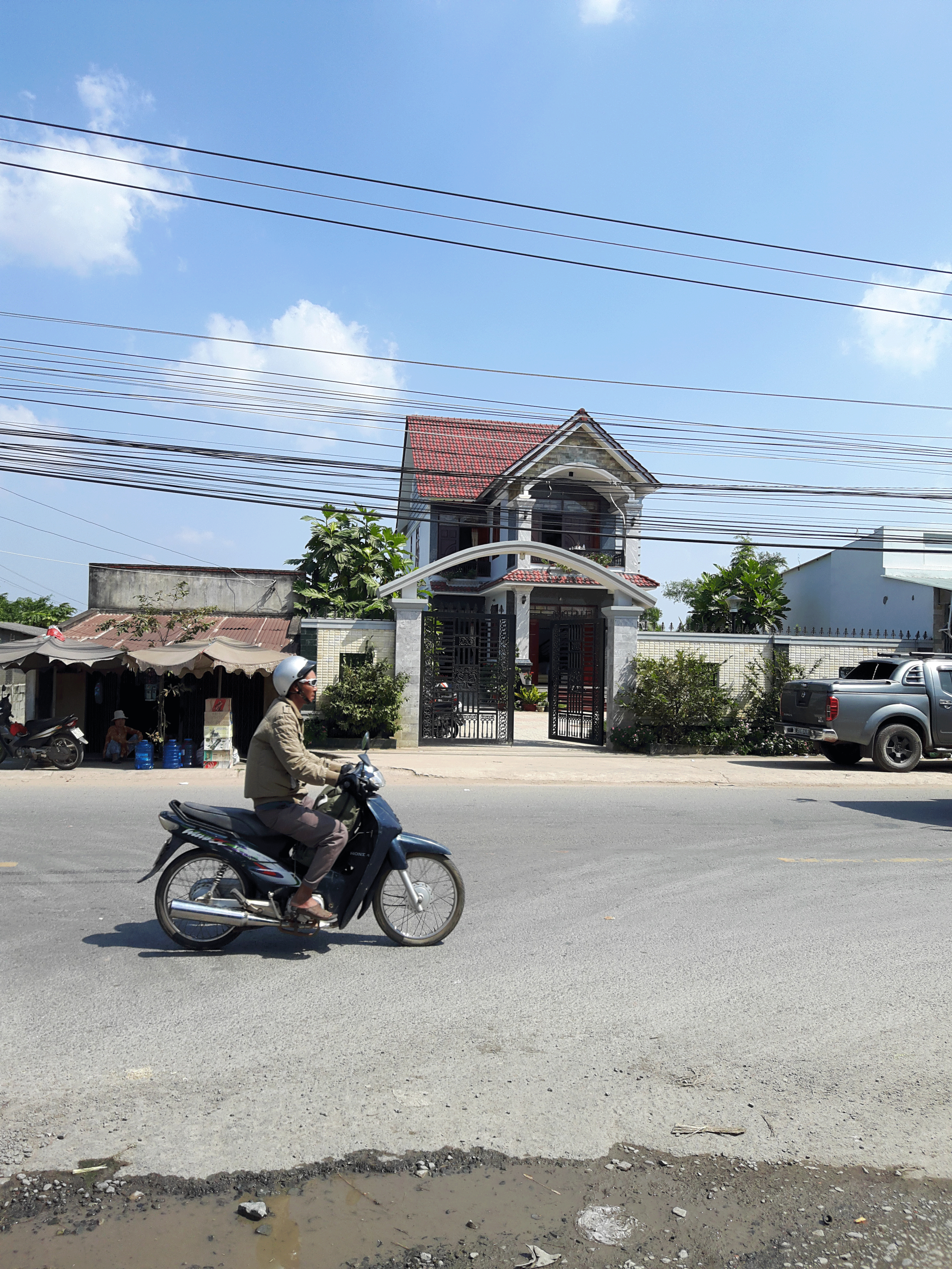
Nhà ông Nguyễn Văn Út, Bí thư Huyện ủy Đức Hòa, tỉnh Long An
