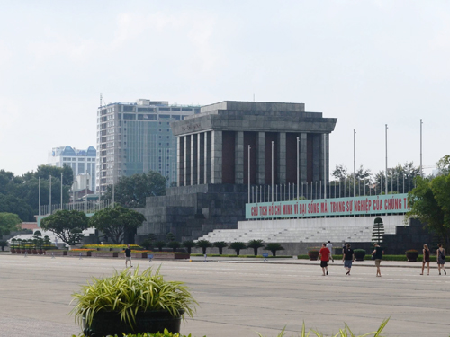 
Nhà 8B Lê Trực nhìn từ Quảng trường Ba Đình trước Lăng Chủ tịch Hồ Chí Minh - Ảnh: Nguyễn Hưởng
