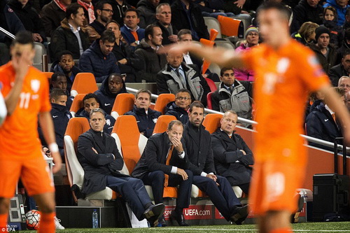 Bộ ba hảo thủ Van Basten, Danny Blind và Van Nistelrooy trên băng ghế HLV