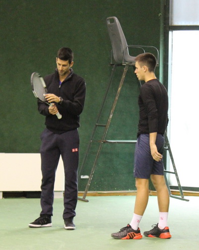 Djordje lắng nghe lời chỉ bảo từ ông anh nổi tiếng Novak Djokovic