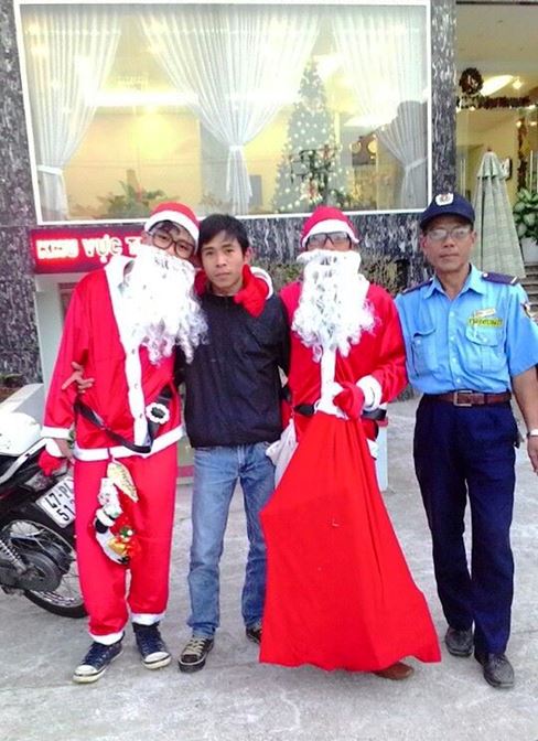 Các ông già Noel tất bật chạy sô trong mùa Giáng sinh năm 2015