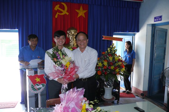 
Ông Nguyễn Minh Triết (bên trái) tái trúng cử BCH Đảng bộ Bình Định
