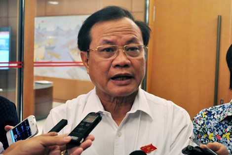 Ông Phạm Quang Nghị trả lời báo chí bên hành lang Quốc hội