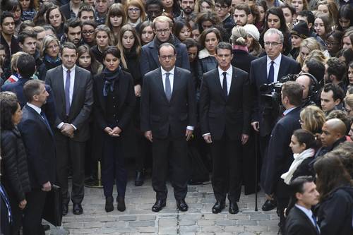 
Tổng thống Pháp Francois Hollande và các thành viên chính phủ dành một phút mặc niệm

tưởng nhớ các nạn nhân tại Trường ĐH Sorbonne ở Paris ngày 16-11. Ảnh: Reuters
