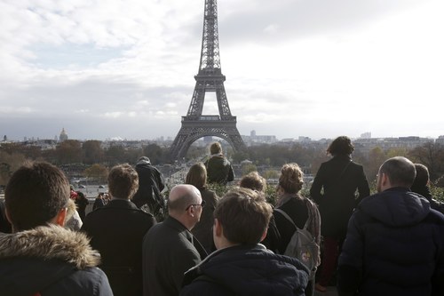 Người dân Paris dành một phút mặc niệm gần tháp Eiffel. Ảnh: Reuters