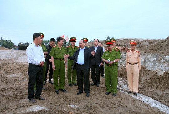 Phó Thủ tướng Nguyễn Xuân Phúc bất ngờ đột kích khu vực khai thác cát trái phép gây sạt lở sông Hồng ở huyện Thường Tín, TP Hà Nội - Ảnh: Xuân Tuyến