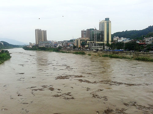 Nước sông Hồng (đoạn qua tỉnh Lào Cai) dâng cao do phía Trung Quốc xả lũ kèm theo mưa lớn Ảnh: HỒNG THẢO
