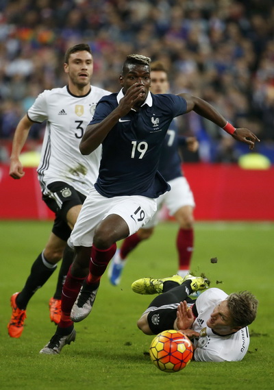 Paul Pogba đi bóng qua Bastian Schweinsteiger