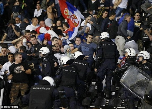Cảnh sát Serbia khi đó vất vả để trấn áp các cổ động viên quá khích