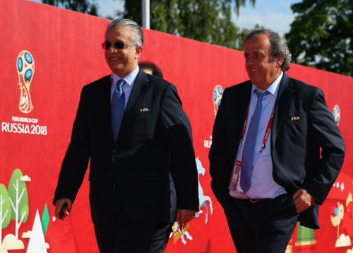 Chủ tịch LĐBĐ châu Á Salman bin Khalifa có mối quan hệ thân thiết với Michel Platini