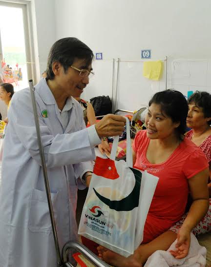 
Ông Hà Mạnh Tuấn, Giám đốc Bệnh viện Nhi Đồng 2, trao quà Trung thu cho thân nhân các bệnh nhi nghèo.
