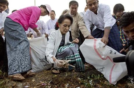 Bà Suu Kyi ra đường nhặt rác