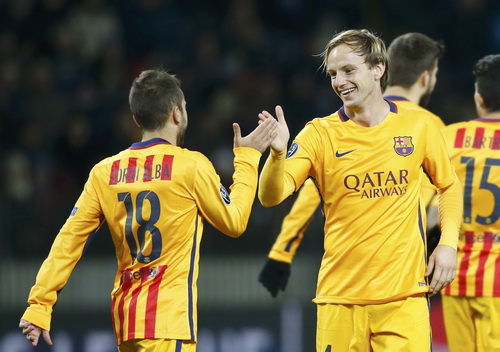 Ivan Rakitic (phải) chia vui cùng đồng đội