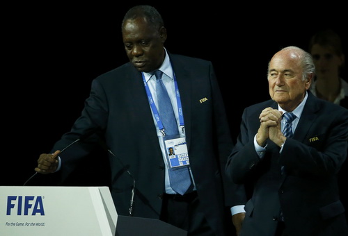 Issa Hayatou (trái) cũng chẳng sạch sẽ gì khi tạm quyền điều hành FIFA