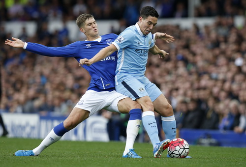 John Stones (trái) sẽ sớm trở thành đồng đội của Nasir Nasri?