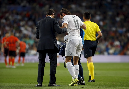 Bale rời sân vì chấn thương...