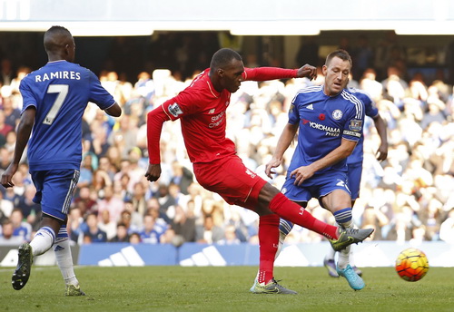 Benteke dễ dàng đánh bại hàng thủ nặng nề, xoay trở kém của Chelsea