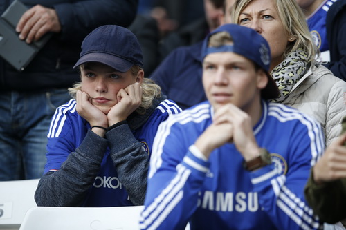 Cổ động viên Chelsea không còn tin vào mắt mình khi đội nhà thảm bại