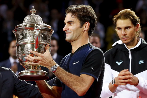 ... tiếc nuối nhìn chiếc cúp danh giá lọt vào tay Federer