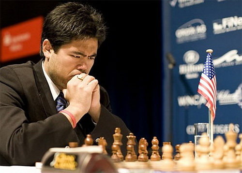 Hikaru Nakamura phải chia điểm với Quang Liêm ở ván 6