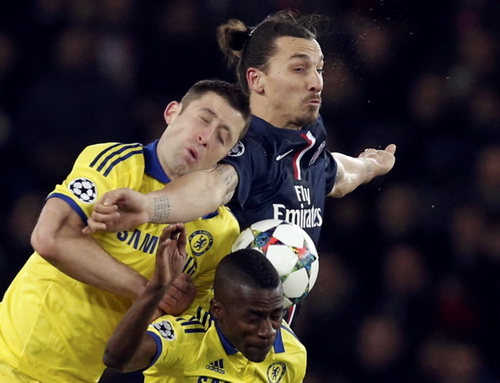 Ibrahimovic gây khó cho hàng thủ Chelsea mùa trước