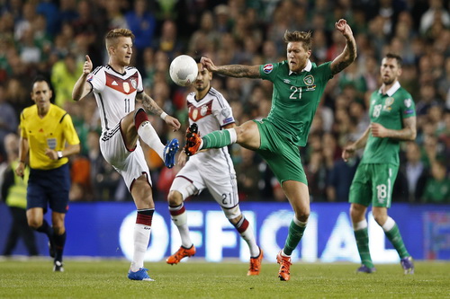 Marco Reus (11) trước hàng thủ Ireland