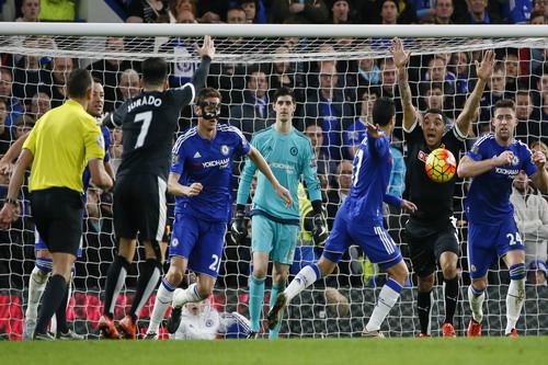 Nemanja Matic (đeo mặt nạ) để bóng chạm tay, Chelsea bị phạt đền