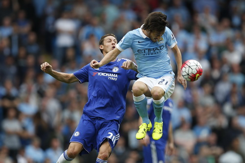 Nemanja Matic (trái) không được lòng ông thầy Mourinho