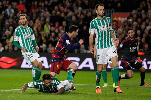 Messi đeo băng thủ quân, đá trận thứ 500, ghi bàn thứ 425