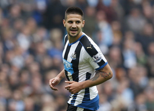 Mitrovic suýt lập đại công cho Newcastle dù có bàn mở tỉ số phút 18