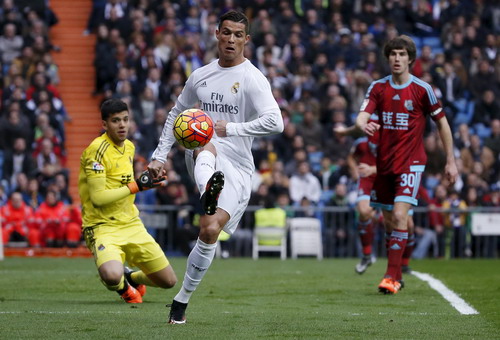 Ronaldo đá hỏng quả phạt đền đầu trận