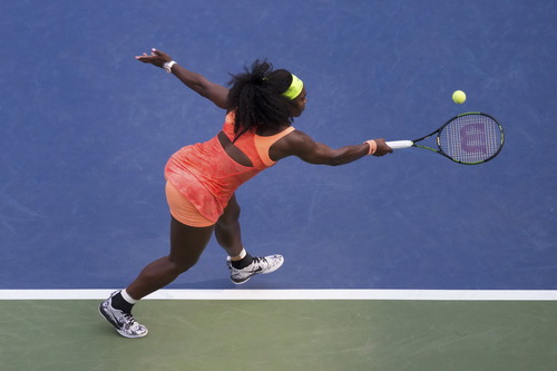 Serena Williams gặp khó khăn trước Vinci dù dẫn 1 ván