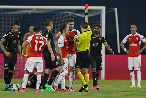 
Olivier Giroud (giữa) nhận thẻ đỏ trong trận lượt đi trên sân Zagreb
