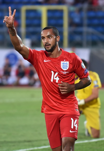 Theo Walcott lập cú đúp