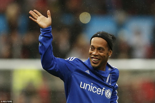 Hình ảnh quen thuộc của Ronaldinho trong lần tái ngộ khán giả Anh